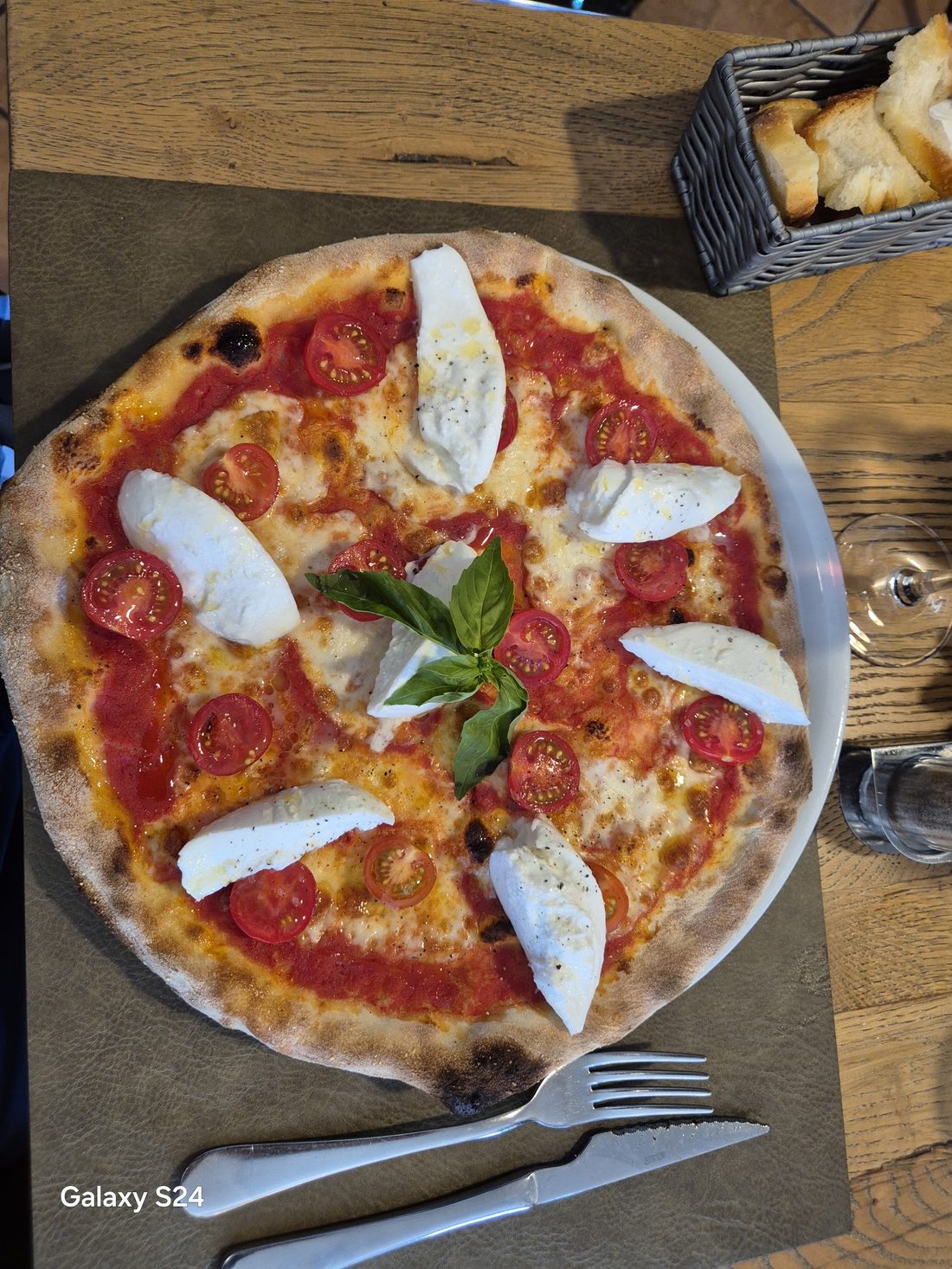 Pizza à la mozzarella di bufala sortie du four