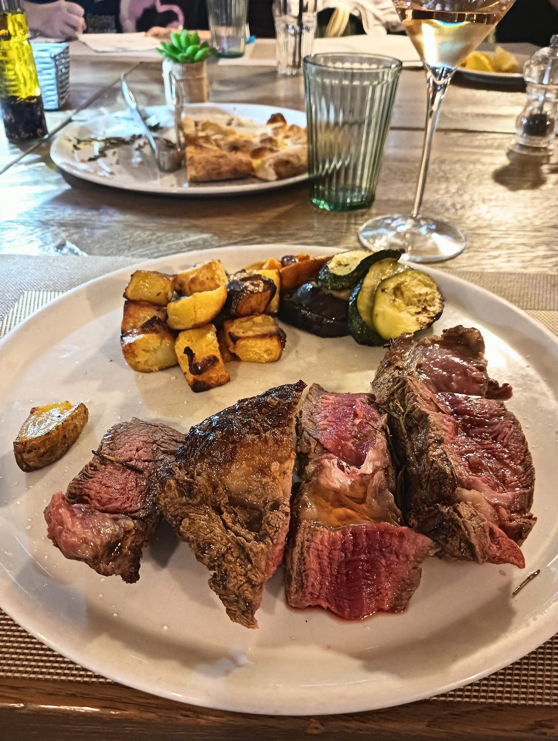 Tagliata de bœuf grillée, servie rosée